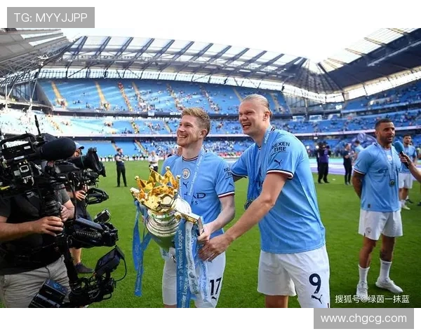 哈兰德与父亲共度闲暇时光 一同前往高尔夫球场放松身心